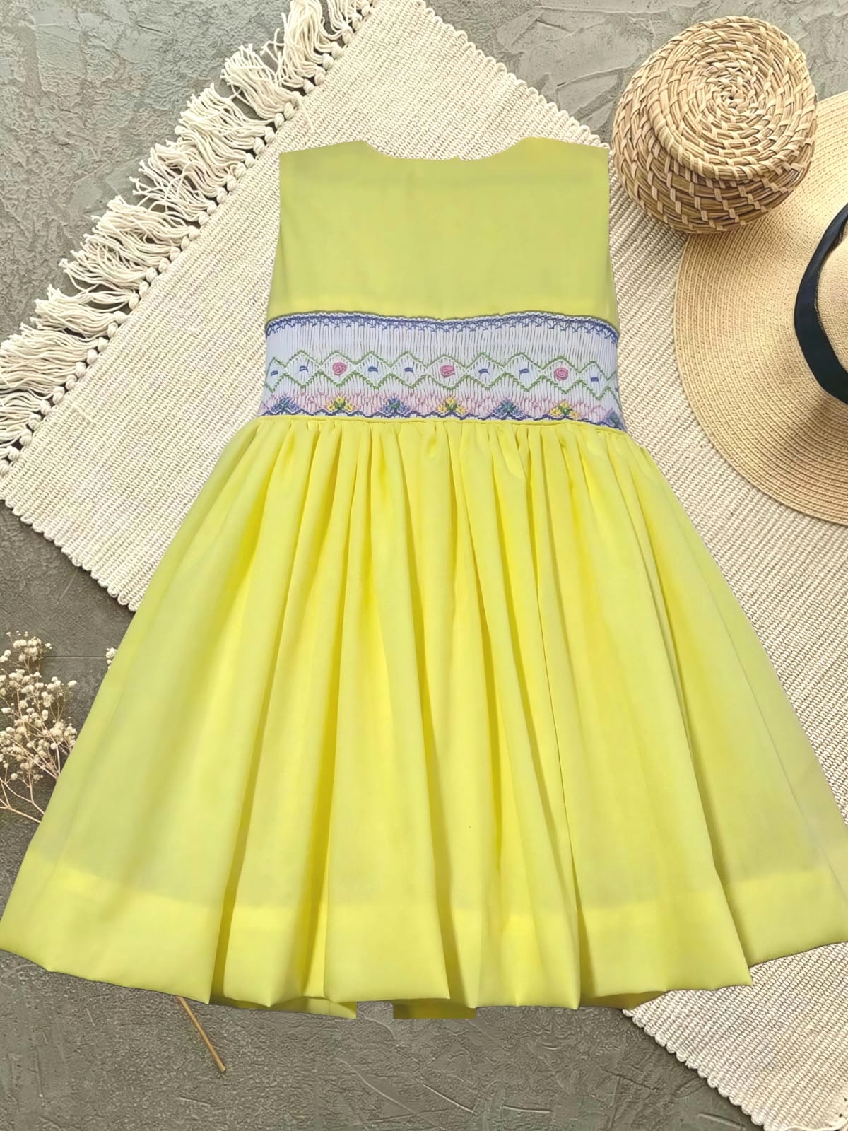 Vestido para niña con bordados elegantes_ Bordado 100% artesanal